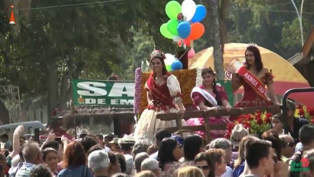 Desfile oficial de apresentação da Rainha das Rosas