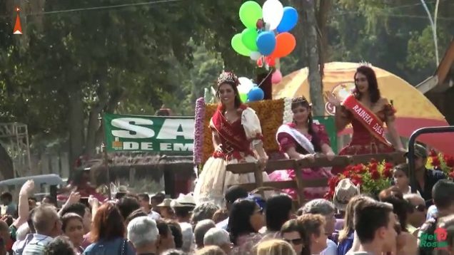 Desfile oficial de apresentação da Rainha das Rosas